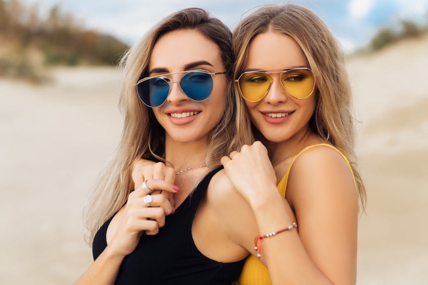 Chichas jóvenes Dos chicas lesbianas con gafas de sol posan para la foto