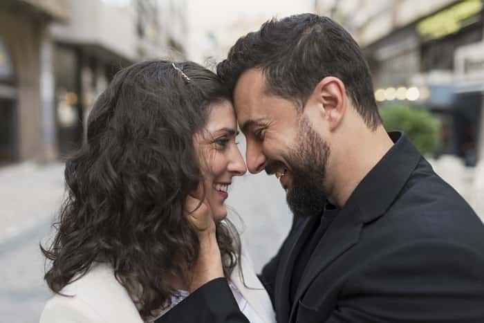 pareja se abraza Pareja que se conoció en una pagina de contactos se abraza