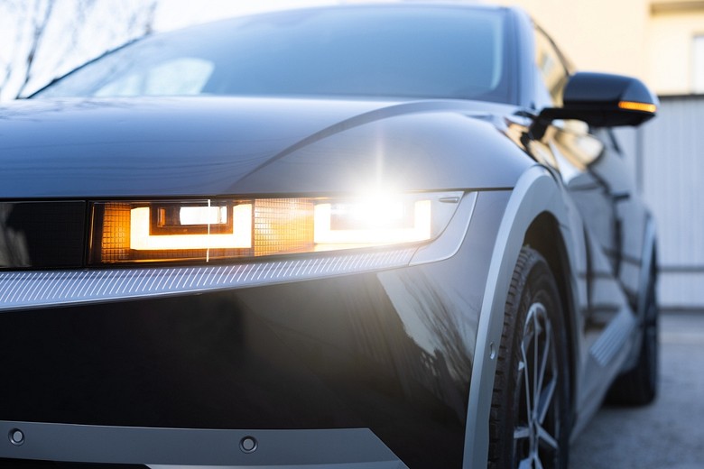 Car Lighting Evolution: Halogen, LED, OLED & Adaptive Tech 2026